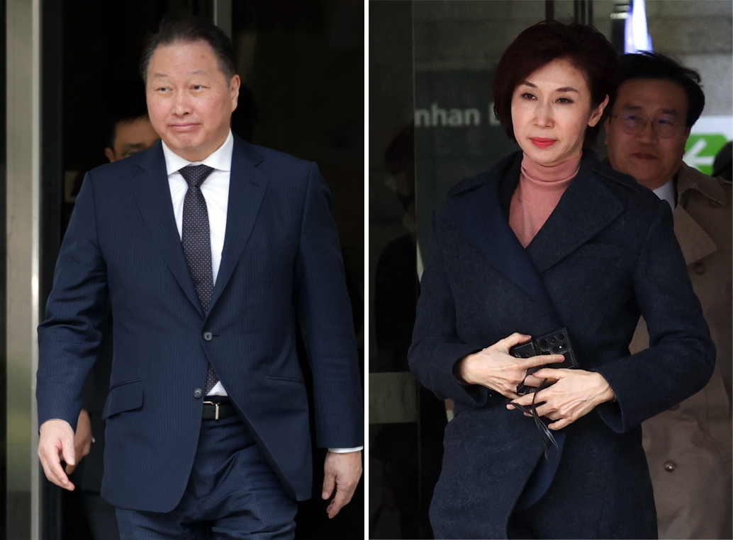 SK Group Chairman Chey Tae-won (left) and Roh Soh-yeong leave the Seoul High Court separately on March 12, 2024, after an appellate hearing in their long-running divorce, the last time the two were seen in court together before returning Monday for a mediation session that could decide how their assets are split. (Newsis)