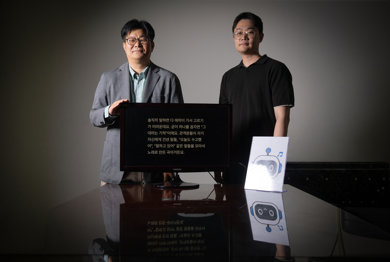 KAIST professor Jeong Jae-seung (left) and Son Yeong-ung, a director at Pozalabs Co., pose with AI composer Jieum before an interview at the National Theater of Korea in Jung-gu, Seoul, on Wednesday. (Yoon Chang-bin)