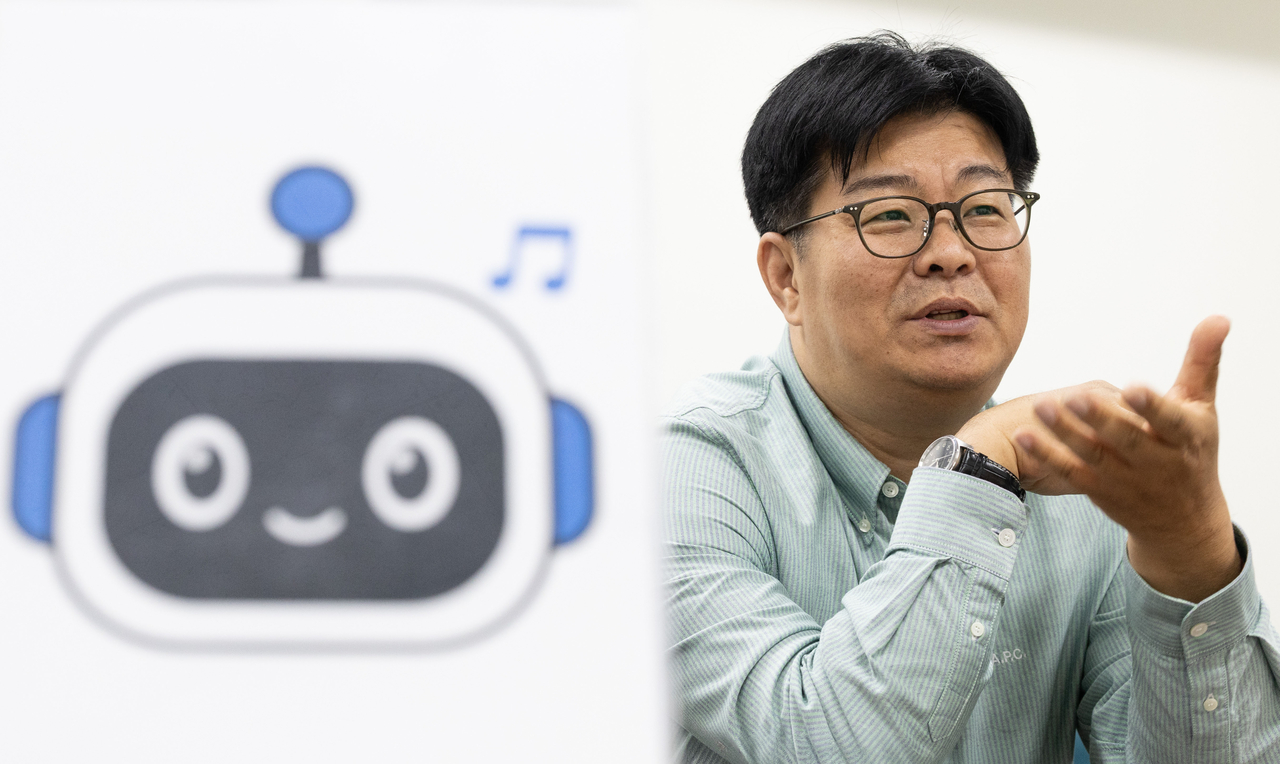 KAIST professor Jeong Jae-seung speaks during an interview at the National Theater of Korea in Jung-gu, Seoul, on Wednesday. (Yoon Chang-bin)