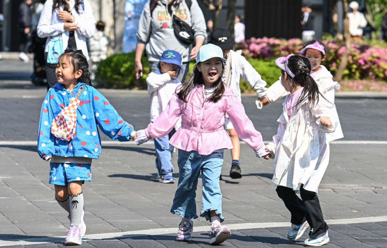 Children visit Seoul Grand Park in Gwacheong, Gyeonggi Province, in this photo taken on May 4. (Yoon Chang-bin/The Korea Herald)