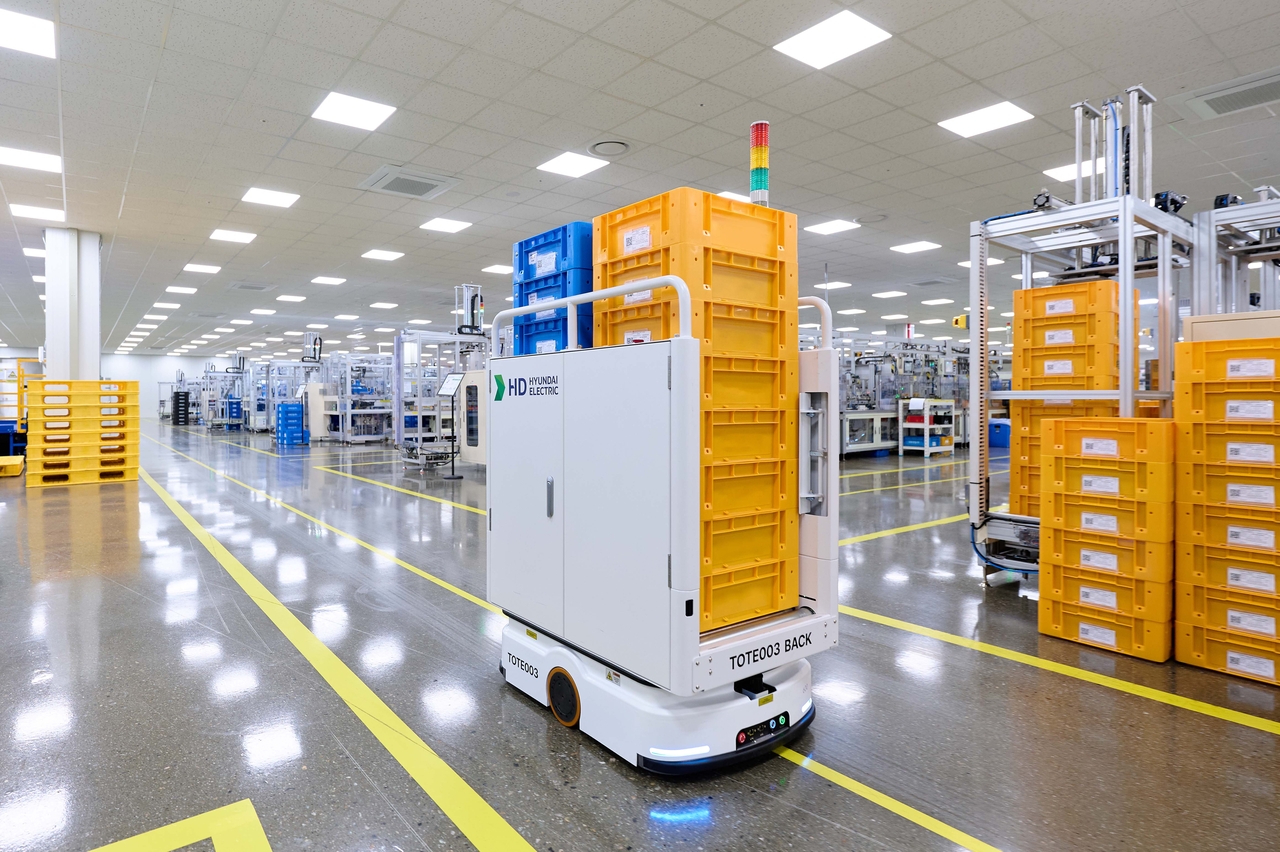 An autonomous mobile robot (AMR) transports materials at HD Hyundai Electric's distribution campus. [HD Hyundai Electric]