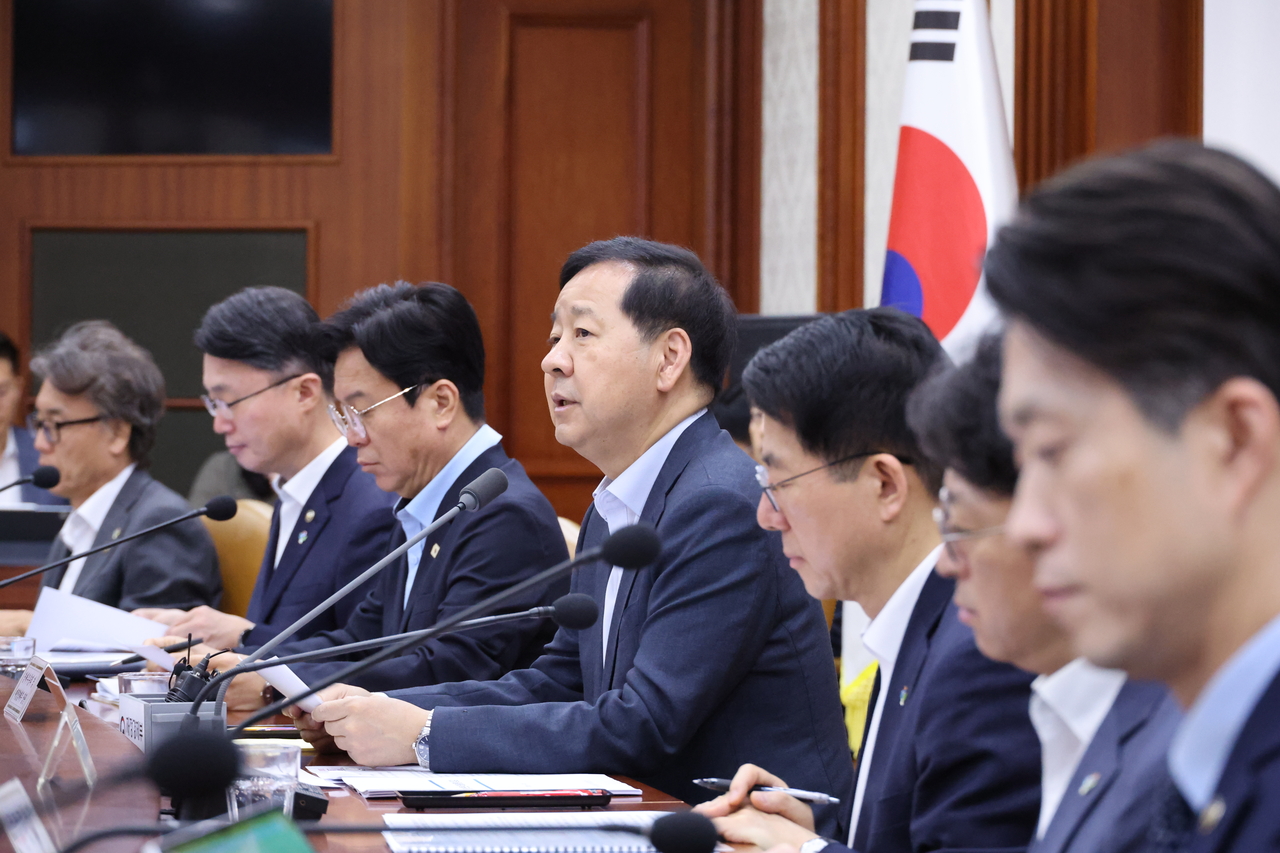 Finance Minister Koo Yun-cheol (C) speaks during a meeting with economy-related ministers held in Seoul on Friday. ()