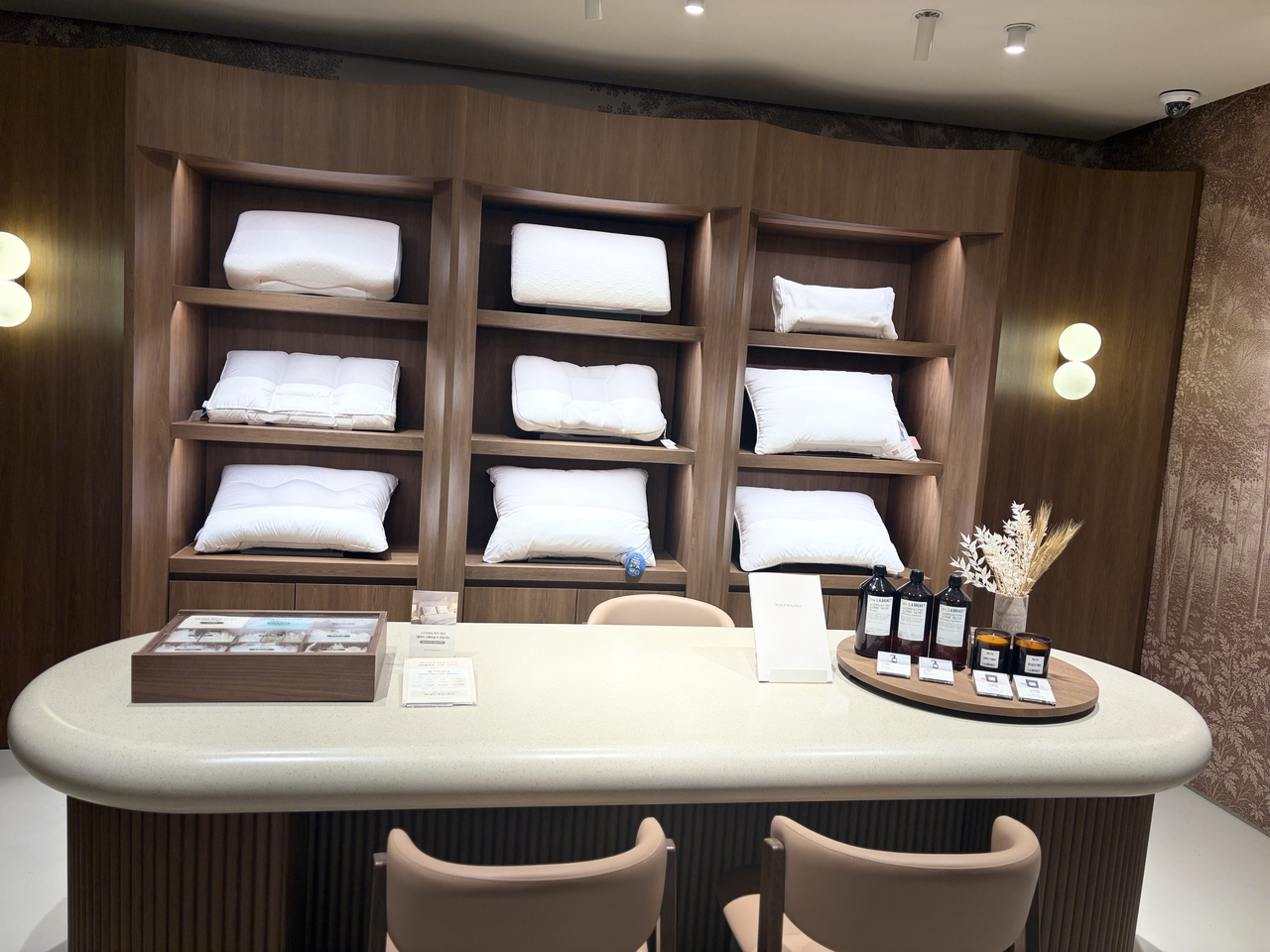 The pillow bar at the Materasso store in Nonhyeon-dong, Gangnam-gu, Seoul, where customers can try out a wide variety of pillows. [Boo Ae-ri]