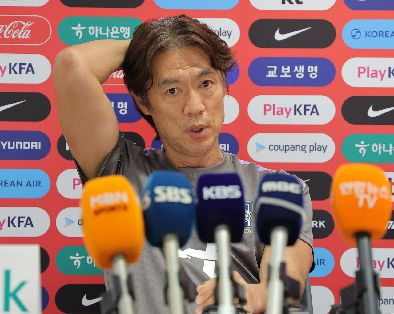 South Korea head coach Hong Myung-bo speaks during a press conference before a training session for the FIFA World Cup at Chivas Verde Valle in Zapopan, Mexico, on Thursday. (Yonhap)
