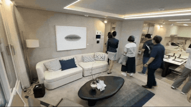 The living room of the 84㎡ Type C model unit on display at the Jangwi Prugio Mark One show home.