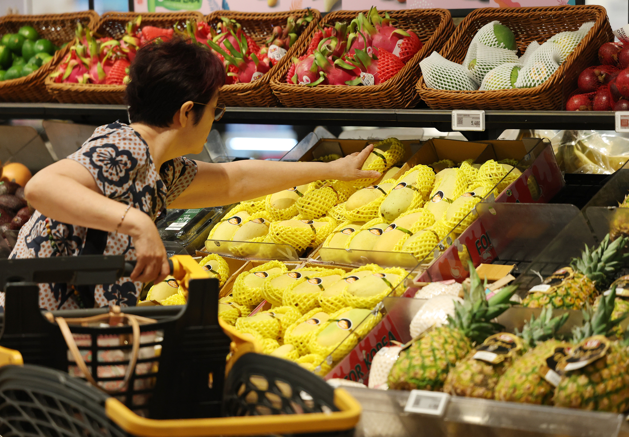 A shopper purchases fruits at a supermarket in Seoul on Wednesday. (Yonhap)