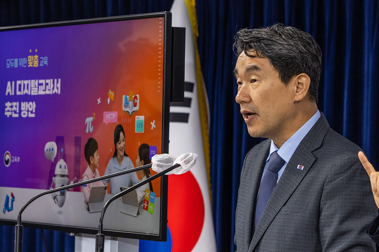 Then-Deputy Prime Minister and Education Minister Lee Joo-ho announces the AI digital textbook initiative on June 8, 2023. The program collapsed after the declaration of martial law in 2024 and the subsequent impeachment proceedings and presidential election in 2025. Textbook publishers that had joined the project have now filed a damages lawsuit against the government, with the claim reportedly valued at around 200 billion won ($129 million). [Yonhap]