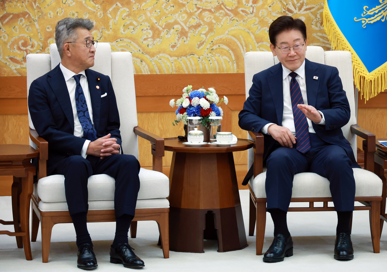 President Lee Jae Myung (right) holds a meeting with Ryota Takeda, chair of the Japan-Korea  Parliamentarians' union, at Cheong Wa Dae in Seoul on Friday. (Yonhap)