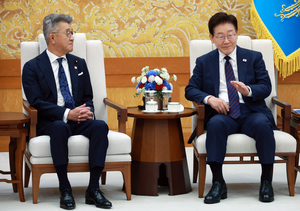 Lee calls for ‘even closer’ Seoul-Tokyo ties in talks with Japanese lawmakers