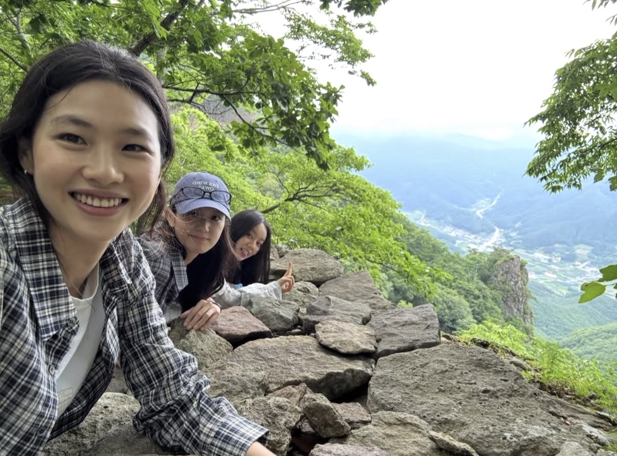 Jung Ho-yeon, Jisoo and Hyeri stop for a picture while traveling through Muju, North Jeolla Province. (Instagram)