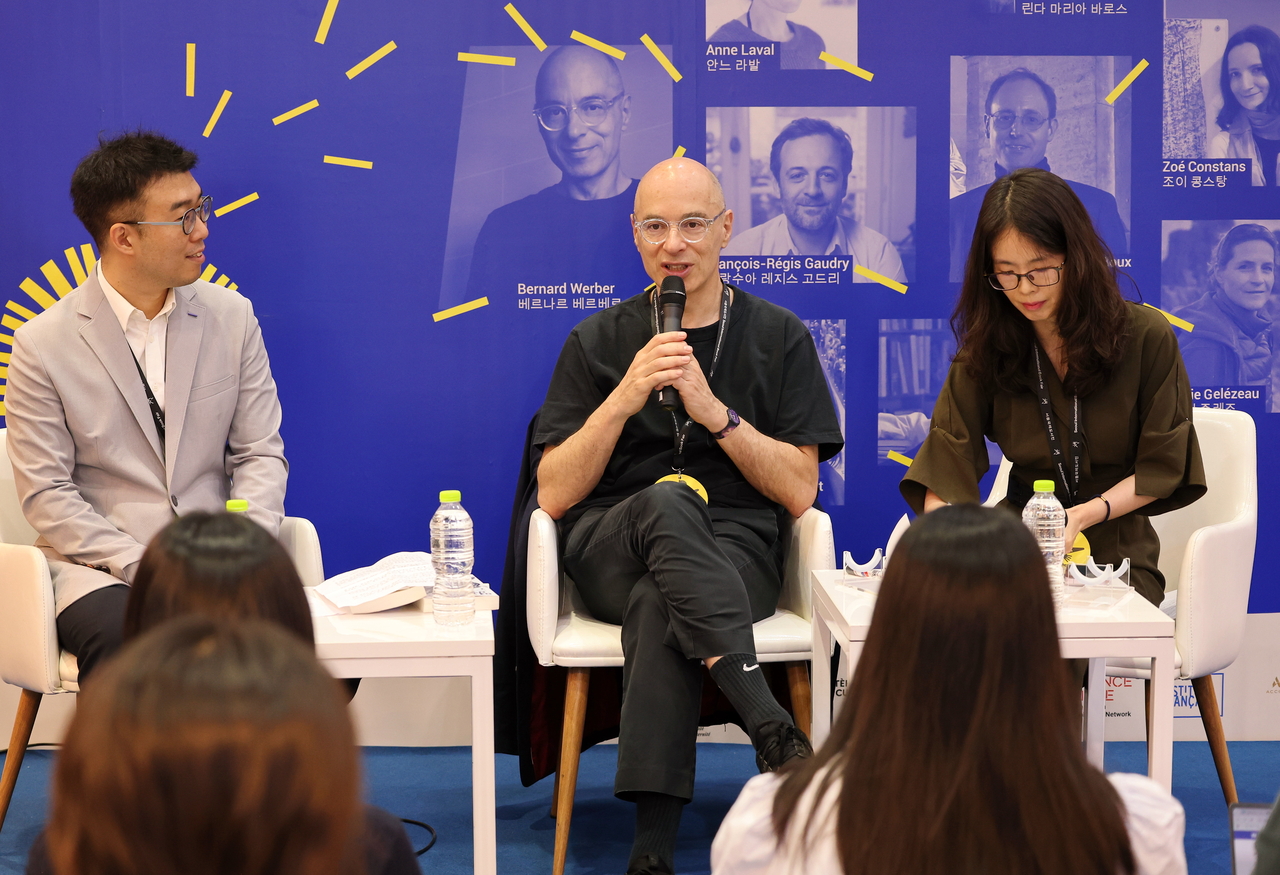 French novelist Bernard Werber (center) speaks during a press conference at the French Pavilion at the Seoul International Book Fair on Thursday at Coex in Seoul. (Yonhap)