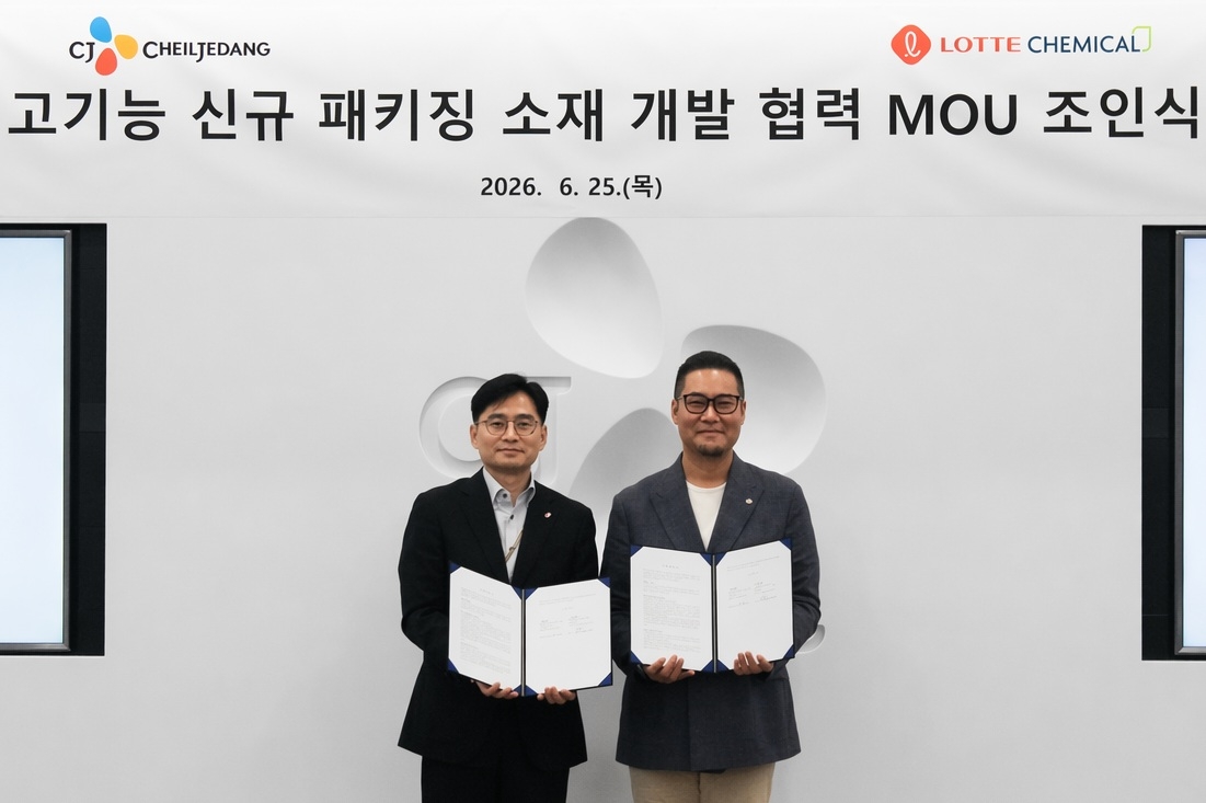 Eric Soegeyanto (right), head of global packaging at CJ CheilJedang, and Lee Hyun-seop, senior research engineer of basic materials R&D at Lotte Chemical, pose for a photo after signing a memorandum of understanding at CJ Blossom Park in Suwon on Thursday. (CJ CheilJedang)