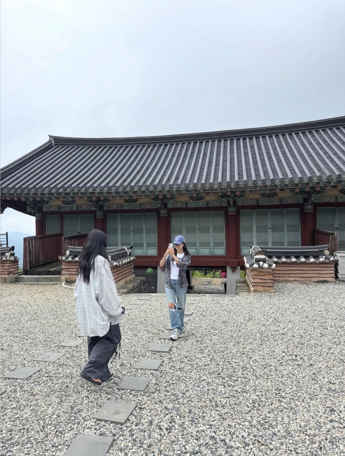 Jisoo takes a picture of Hyeri at Anguksa. (Instagram)