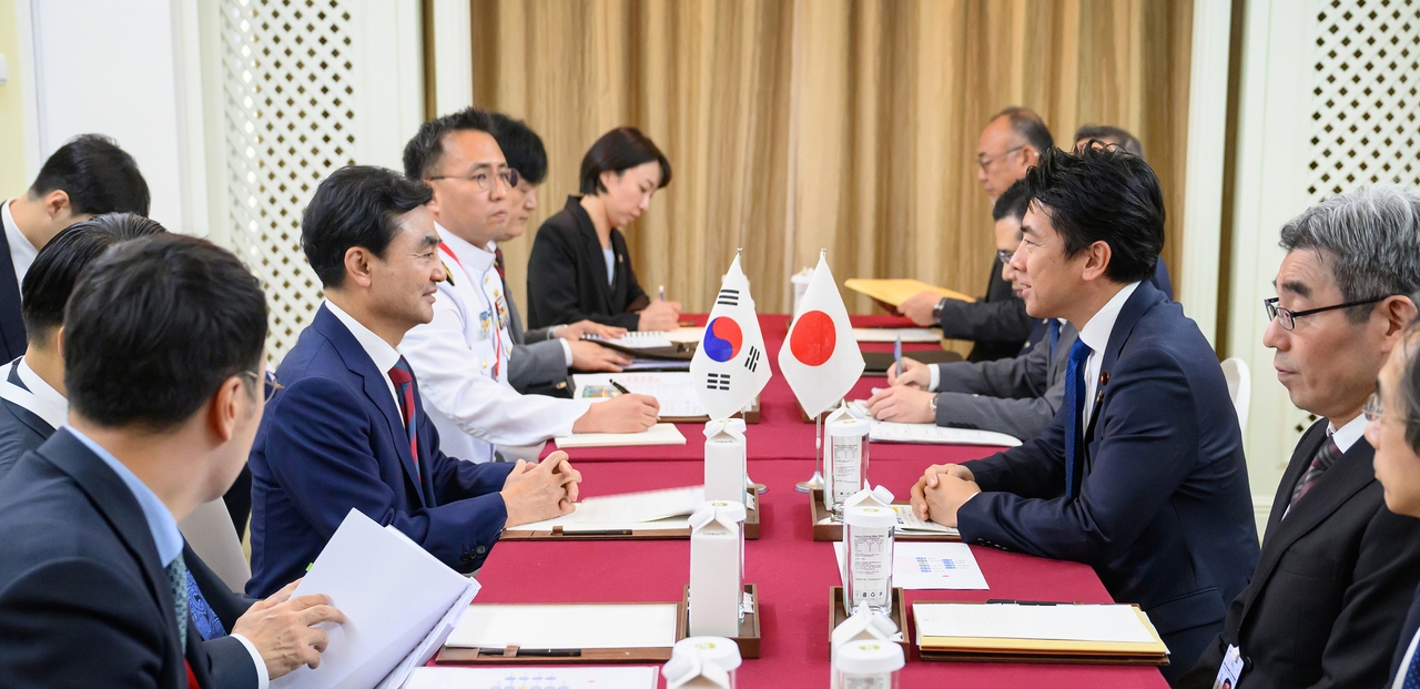 Defense Minister Ahn Gyu-back holds talks with Japanese Defense Minister Shinjiro Koizumi on May 30 on the sidelines of the 23rd Shangri-La Dialogue in Singapore. (Ministry of National Defense via Yonhap)