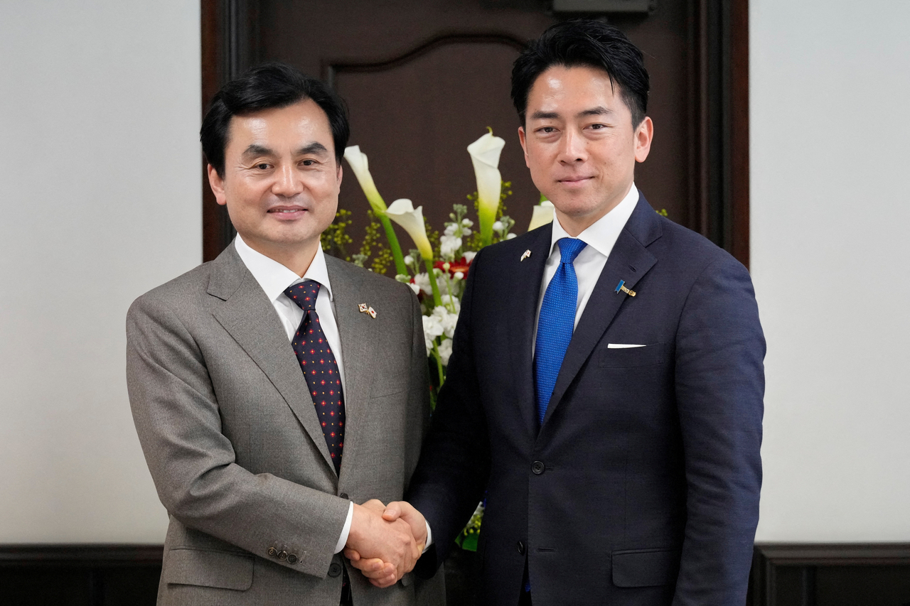 This file photo shows Japan's Defense Minister Shinjiro Koizumi (R) and South Korea's Defense Minister Ahn Gyu-back posing ahead of their meeting in Yokosuka, Japan, on Jan. 30. (Reuters-Yonhap)