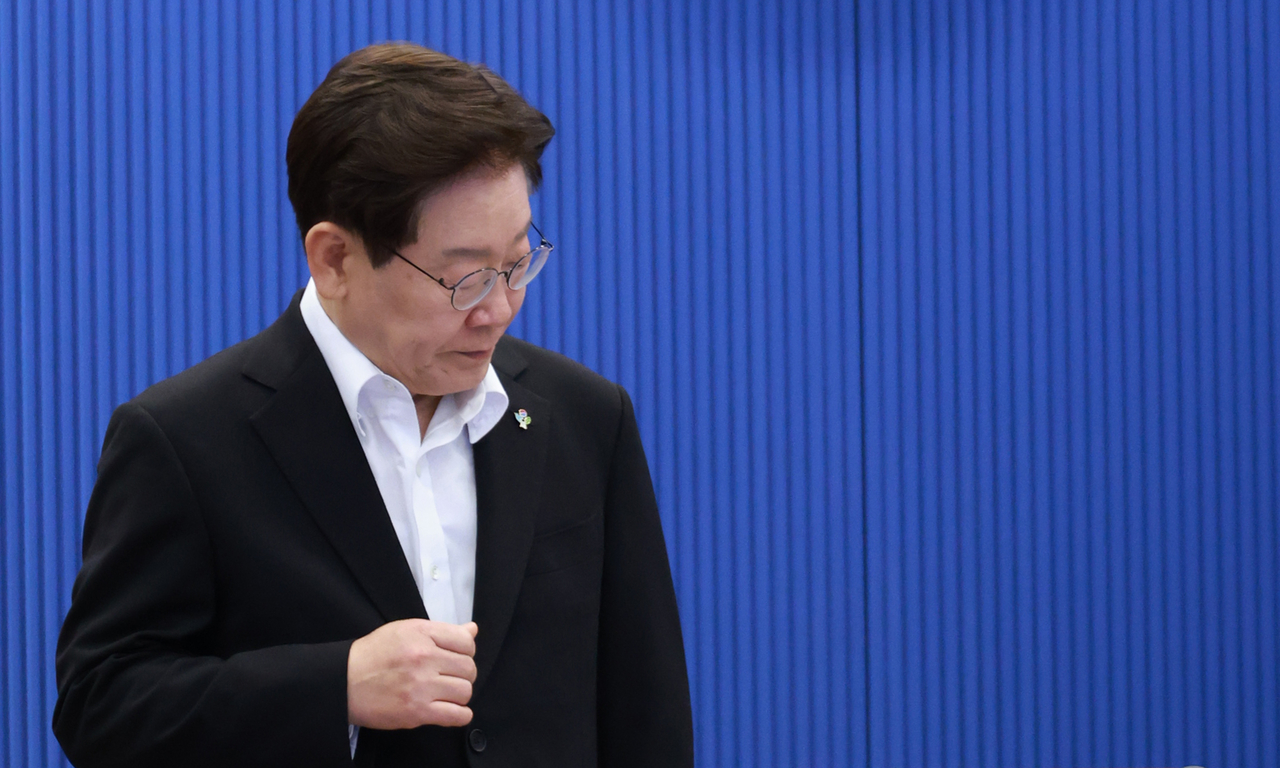 President Lee Jae Myung attends a meeting with his senior secretaries at the presidential office Cheong Wa Dae in Seoul on Thursday. (Yonhap)