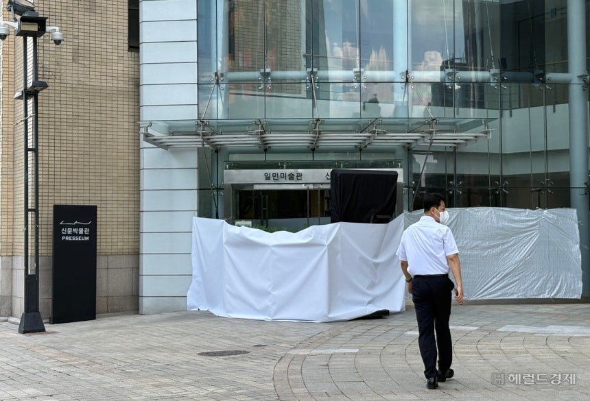 The entrance to the Ilmin Museum of Art in Jongno-gu, Seoul, is blocked Thursday morning after a stabbing occurred there during the morning commute. (Yoon Seung-hyun/Herald Business)