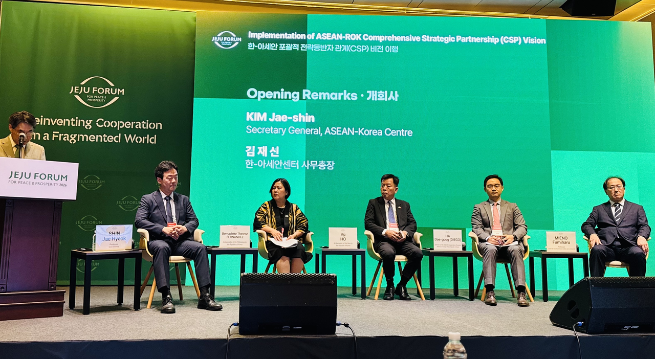 Attendees discuss the ASEAN-South Korea Comprehensive Strategic Partnership in a session at the 21st Jeju Forum for Peace and Prosperity on Jeju Island on Friday. (Sanjay Kumar/The Korea Herald)