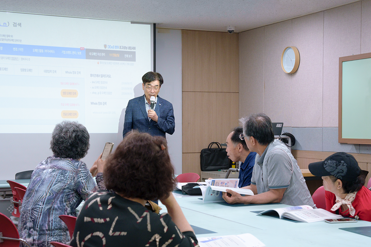 Prevention officer Jeong In-tae of Toss Bank's Financial Fraud Prevention Unit explains fraud tactics to residents attending a lecture at a senior welfare center in Yeongdeungpo-gu, Seoul, on Wednesday. [Toss Bank]