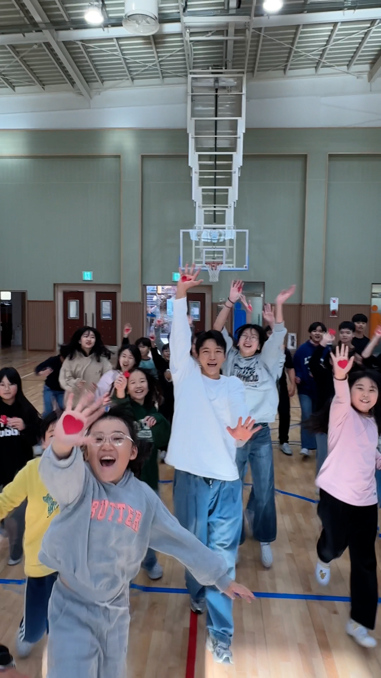 Elementary school teacher Lee Hyun-gil (center) is seen with his students participating in a K-pop dance lesson. (Courtesy of Lee Hyun-gil)