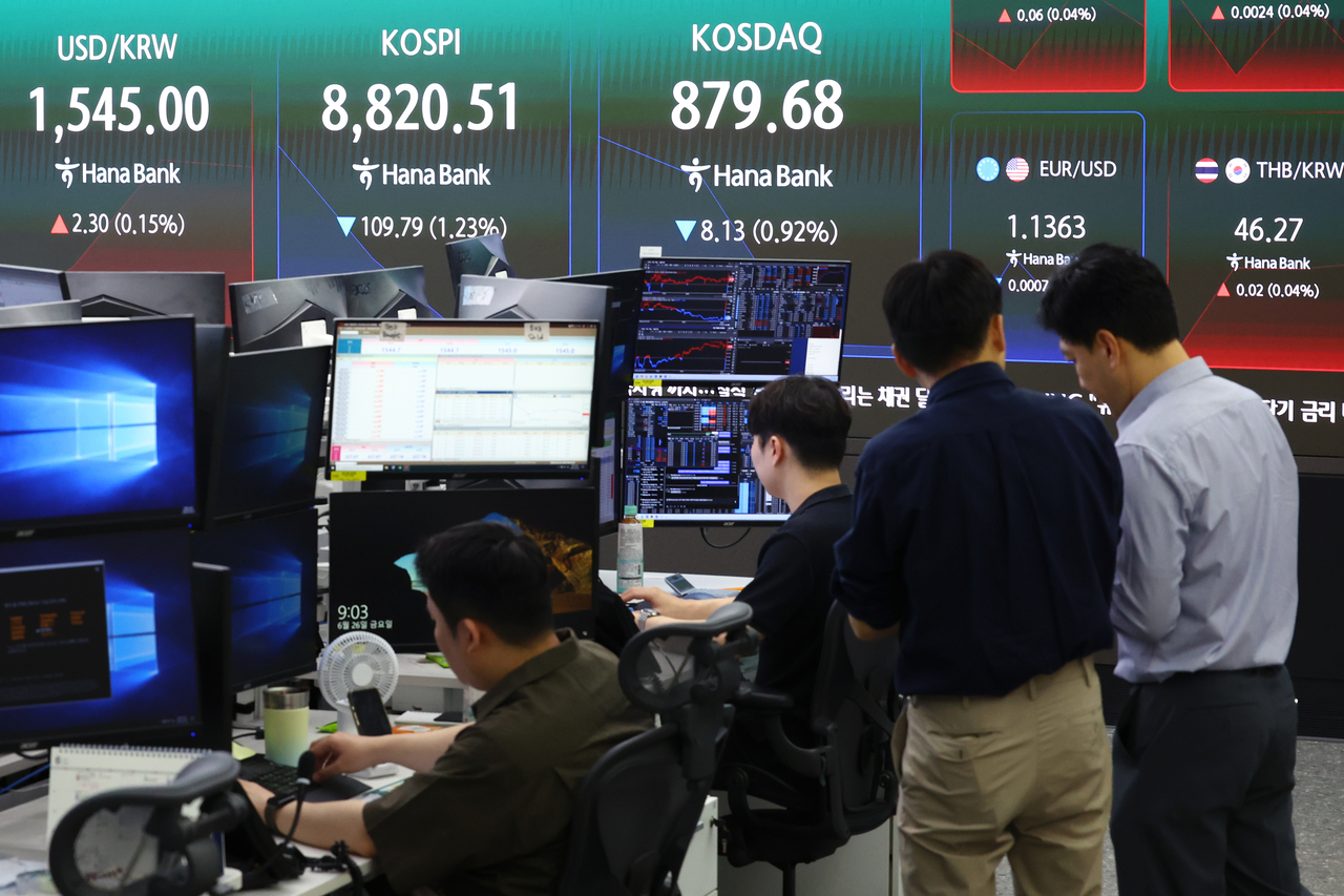 Inside the dealing room of Hana Bank's head office in Seoul on June 26 (Yonhap)