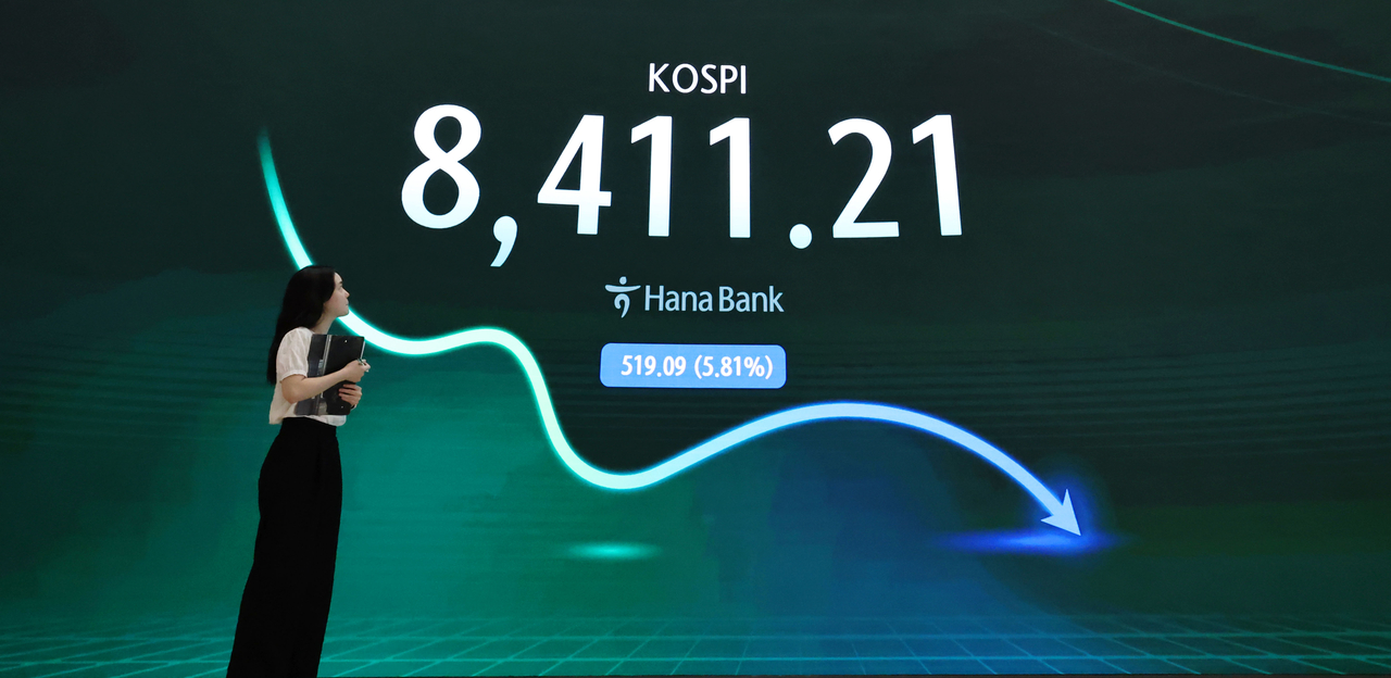 An electronic board displays the Kospi's movement at Hana Bank's dealing room in central Seoul on Friday. (Yonhap)