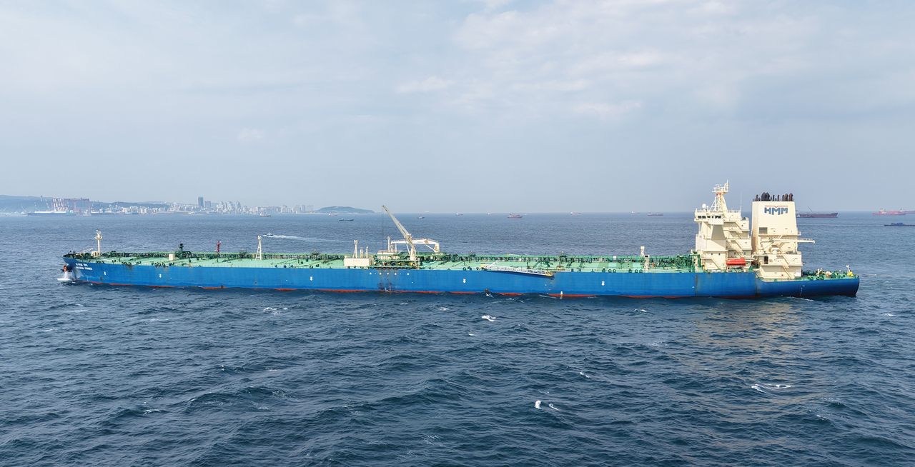 Universal Winner, a large-scale crude carrier operated by South Korean shipper HMM, approaches a port in the southeastern city of Ulsan on June 10, 2026 after clearing the Strait of Hormuz as one of the first two South Korean ships to do so. (Yonhap)