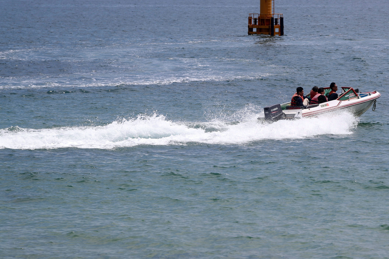 Vacationers enjoy water sports off Sokcho, Gangwon Province, on Saturday under clear skies. Sokcho Beach is set to open July 3. (Yonhap)