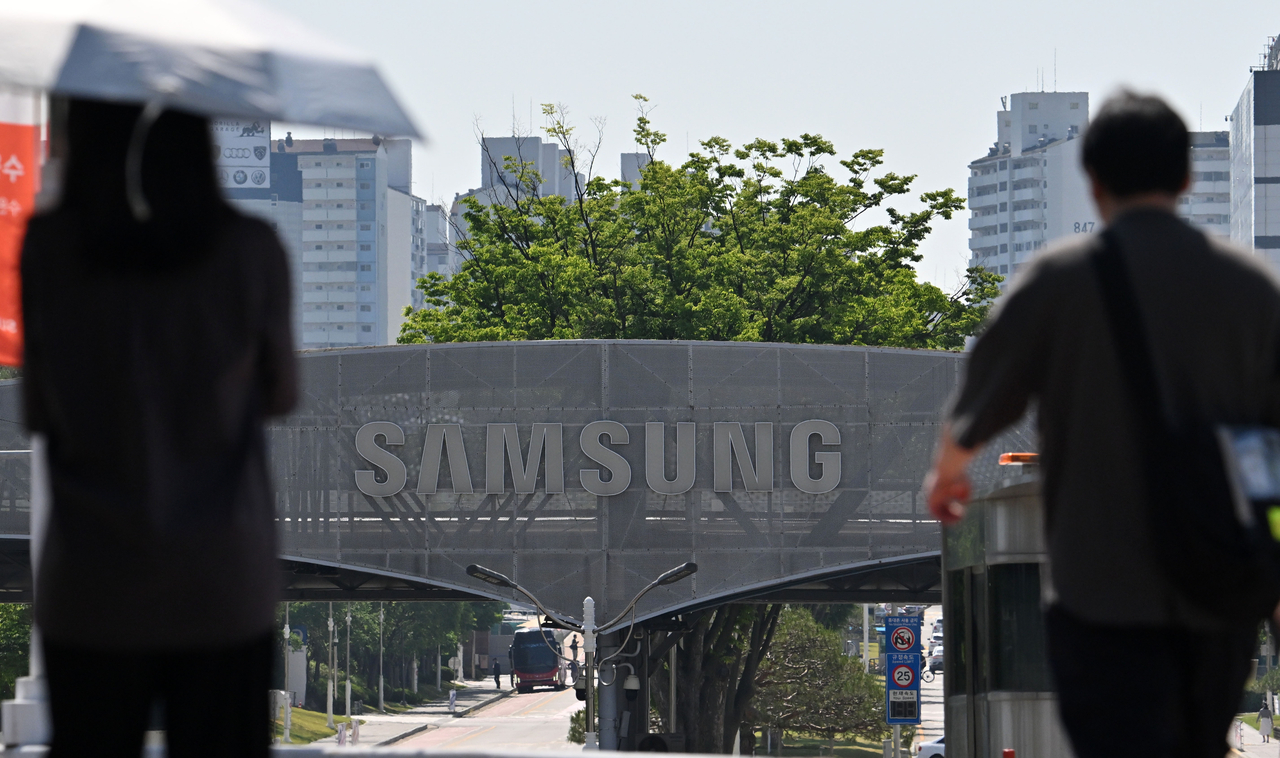 The photo shows Samsung Electronics’ headquarters in Suwon, Gyeonggi Province, on Monday morning. (Im Se-jun/The Korea Herald)