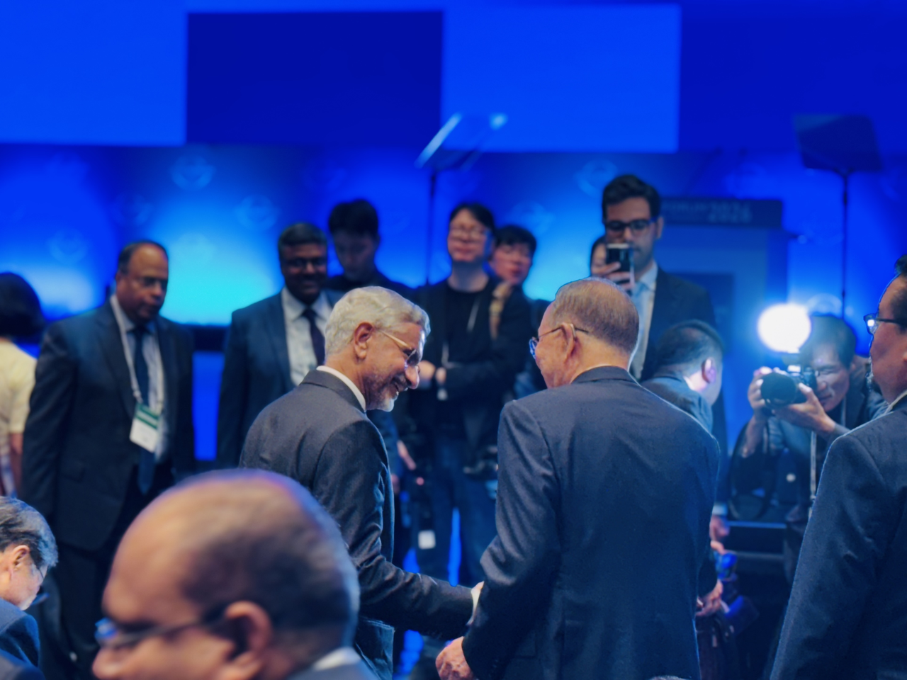 India's Foreign Minister Subrahmanyam Jaishankar exchanges greetings with former UN Secretary-General Ban Ki-moon at the Jeju Forum for Peace and Prosperity on Jeju Island on Thursday. (Sanjay Kumar/The Korea Herald)