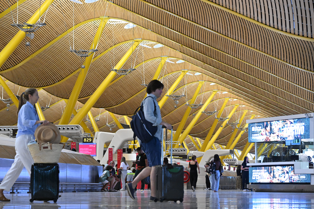 Passengers move through Terminal 4 of Madrid-Barajas Airport in Madrid, Spain. (Im Se-jun/ The Korea Herald)