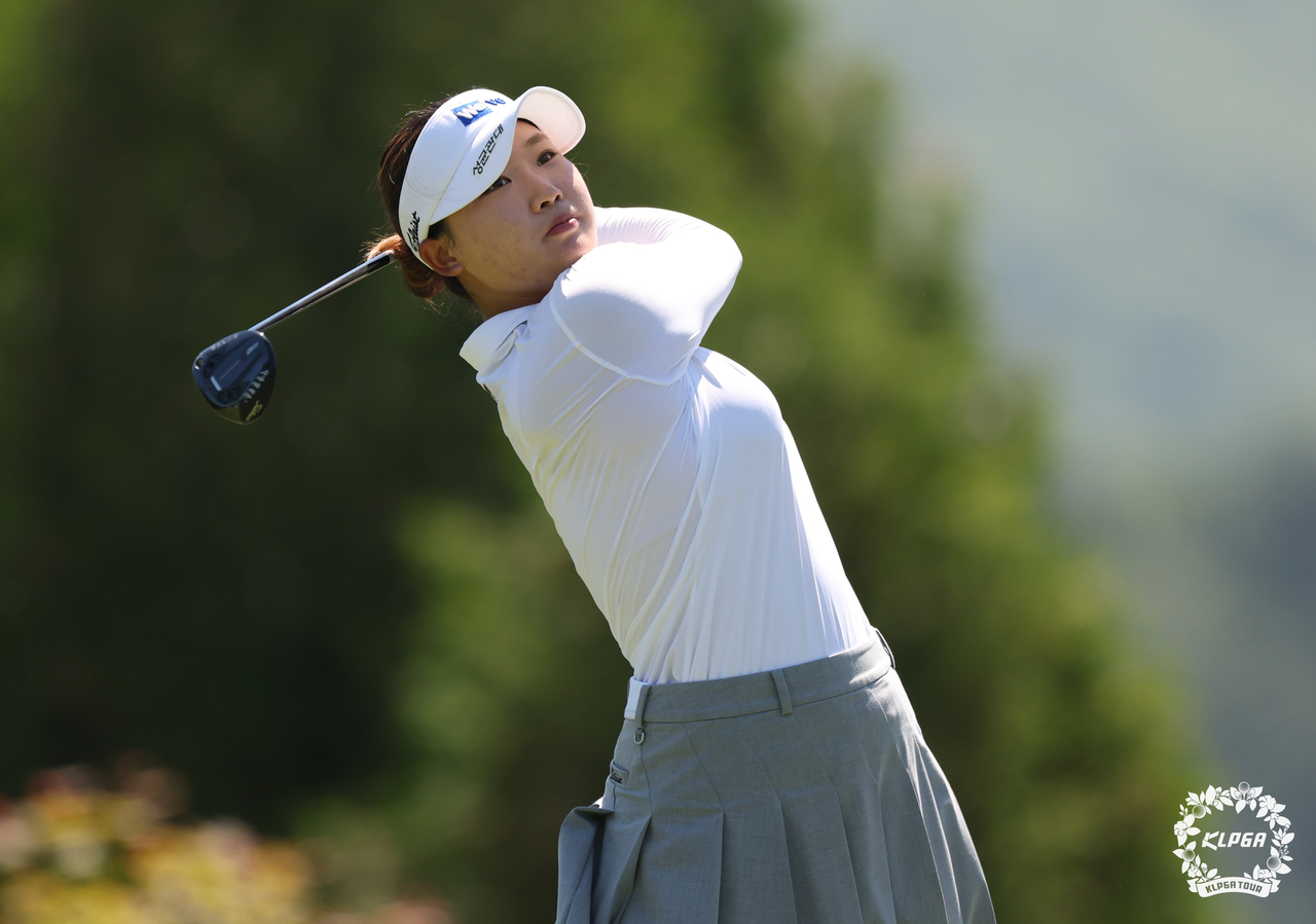 Kim Min-sol celebrates after defeating Choi Ye-rim in a playoff to win the McCall·Mona Open. [Photo=KLPGA]