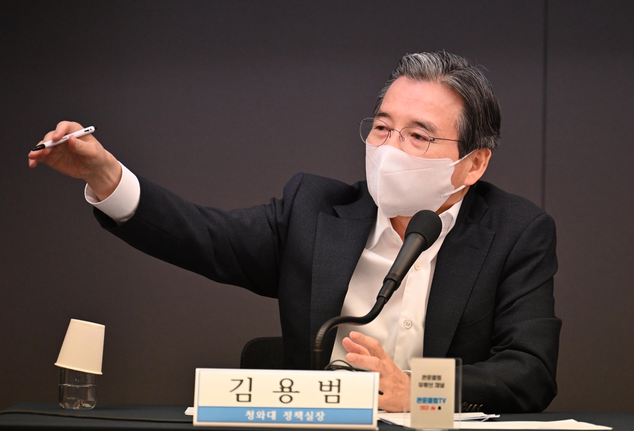 Kim Yong-beom, presidential chief of staff for policy, answers questions at a discussion hosted by a senior Korean journalists' association in central Seoul on Wednesday. (Lee Sang-sub/The Korea Herald)