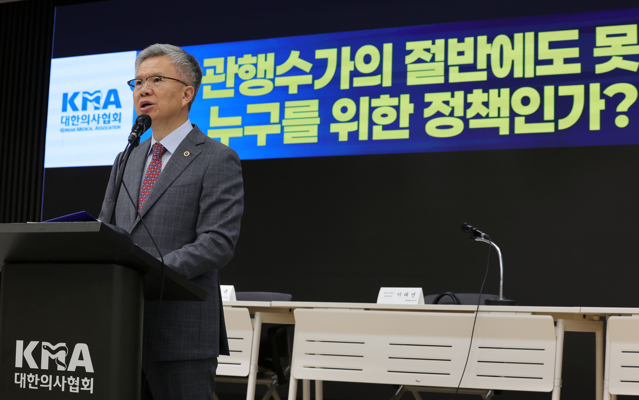 Kim Taek-woo, president of the Korean Medical Association, speaks at a press conference in Seoul on Saturday regarding the inclusion of manual therapy in the National Health Insurance reimbursement scheme. (Newsis)