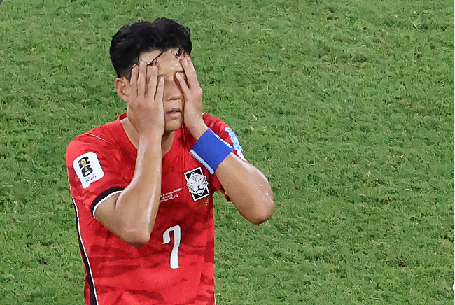Son Heung-min reacts after South Korea's loss to South Africa on Wednesday. (Yonhap)