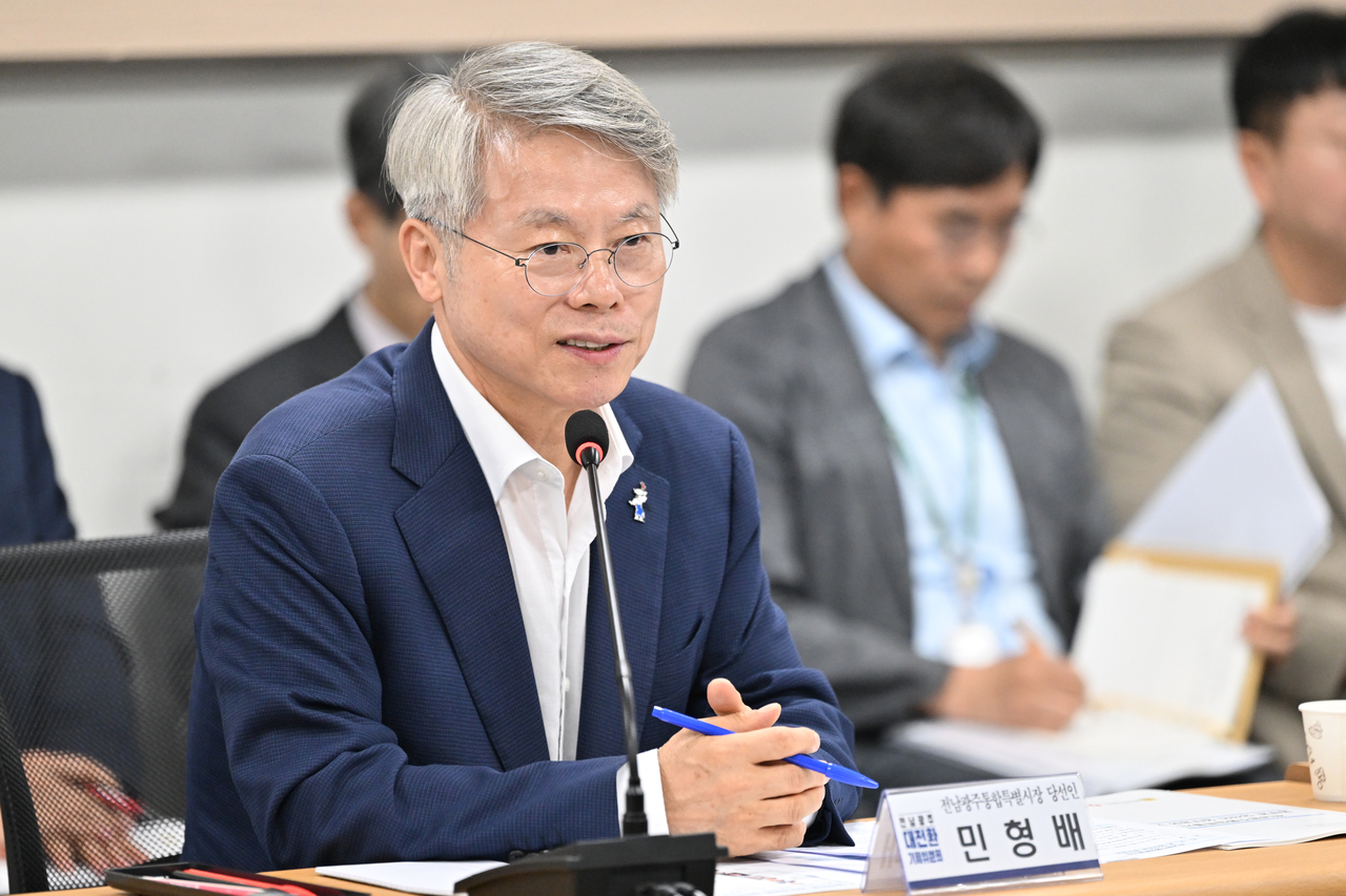 Min Hyung-bae, mayor-elect of the Jeonnam-Gwangju Special City, speaks to elected officials in the eastern region of the muncipality on Thursday in Naju, South Jeolla Province. (Newsis)