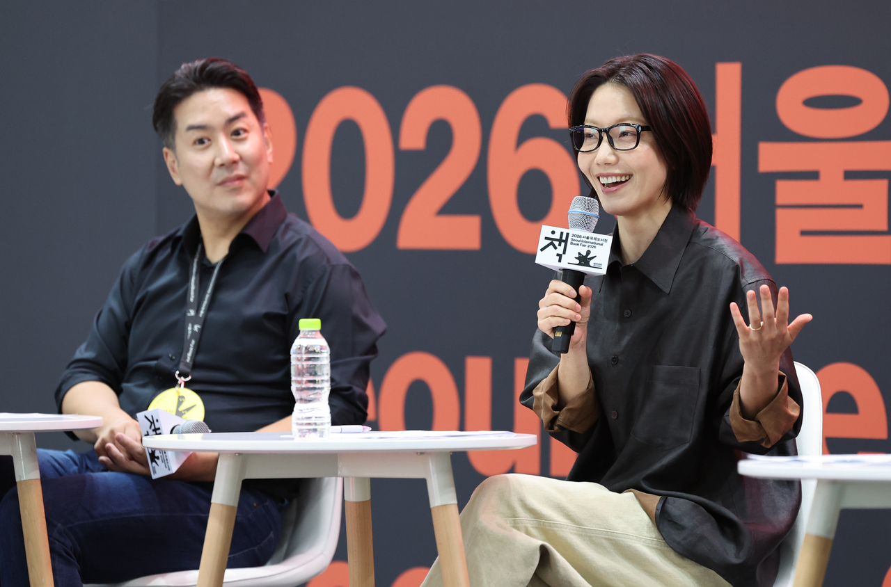 Actor Kim Shin-rok (right) and neuroscientist Chang Dong-seon speak at a book seminar on the theme “Can Humans and AI Fall in Love?” during the 2026 Seoul International Book Fair at Coex on Saturday. (Newsis)
