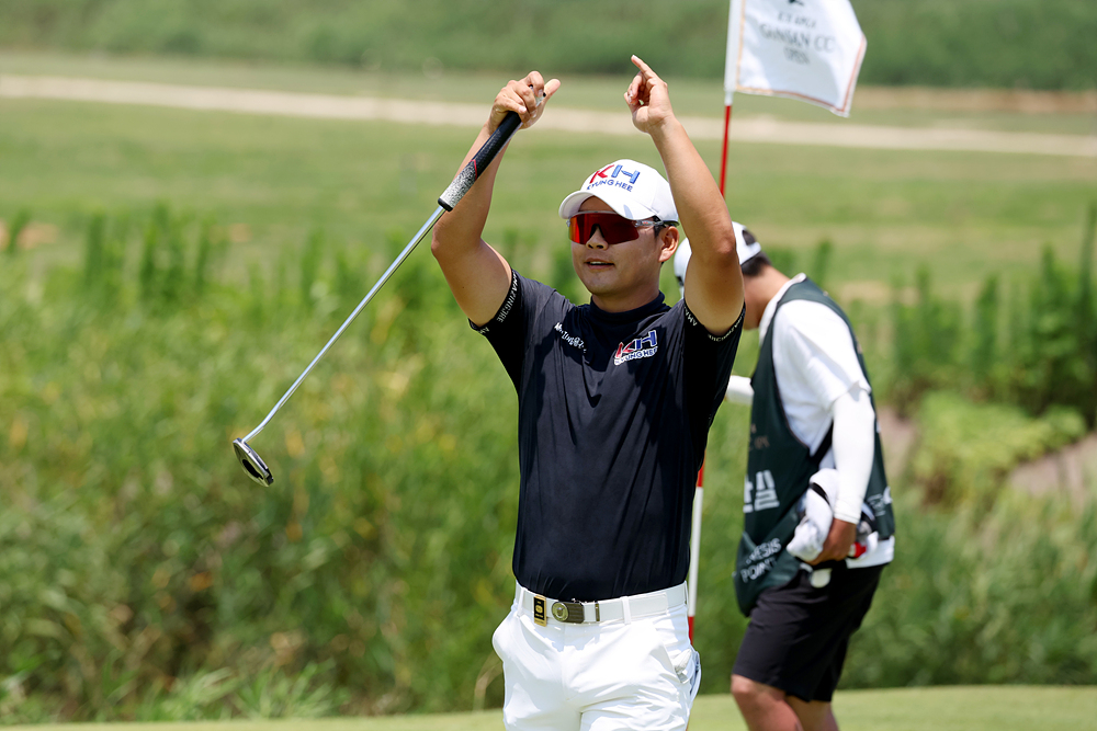 Jeong Han-mil celebrates a birdie on the second hole. [Photo=KPGA]