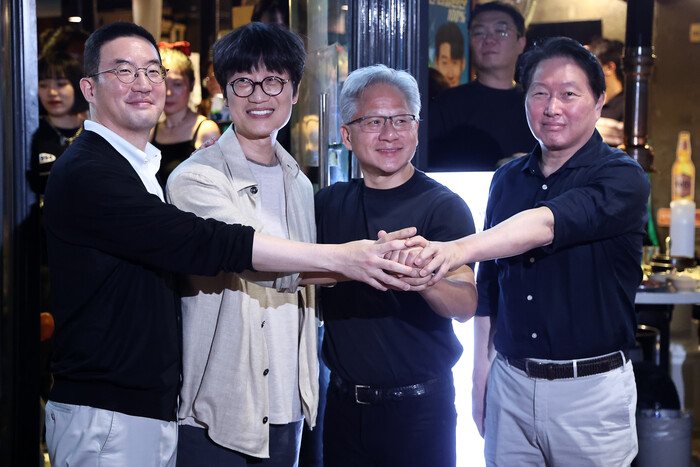 From left: LG Group Chairman Koo Kwang-mo, Naver founder Lee Hae-jin, Nvidia CEO Jensen Huang and SK Group Chairman Chey Tae-won join hands after a pork belly-and-soju dinner at a restaurant near Hongdae in Seoul on June 5. (Yonhap)