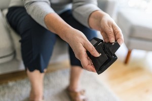 집값 올라서? 매달 따박따박 받던 기초연금 탈락 어르신 급증했다