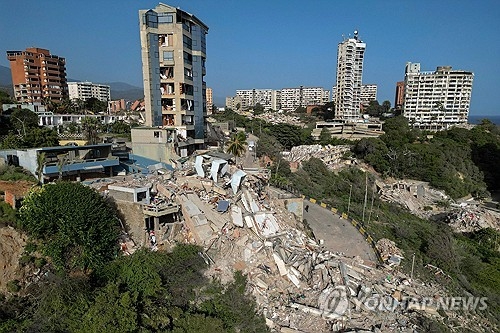 27일(현지시간) 베네수엘라 라과이라주의 무너진 건물들 [AFP=뉴스]