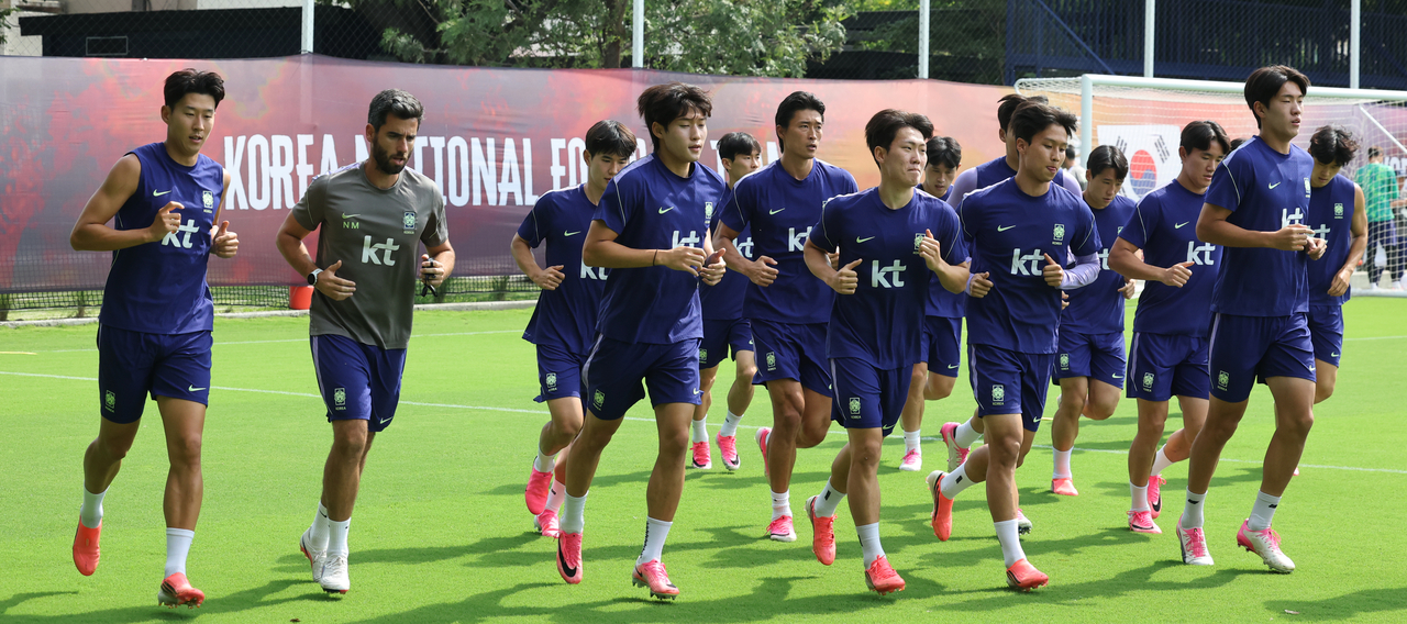 South Korean players jog before a training session for the FIFA World Cup at Chivas Verde Valle in Zapopan, Mexico, on Thursday. (Yonhap)