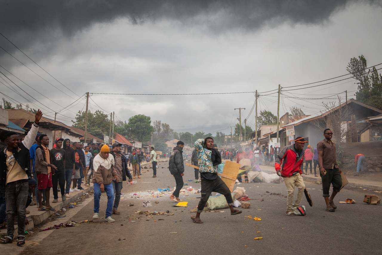 People protest a day after the general election following allegations of electoral irregularities in Arusha, Tanzania, Oct. 30, 2025. (AP-Yonhap)