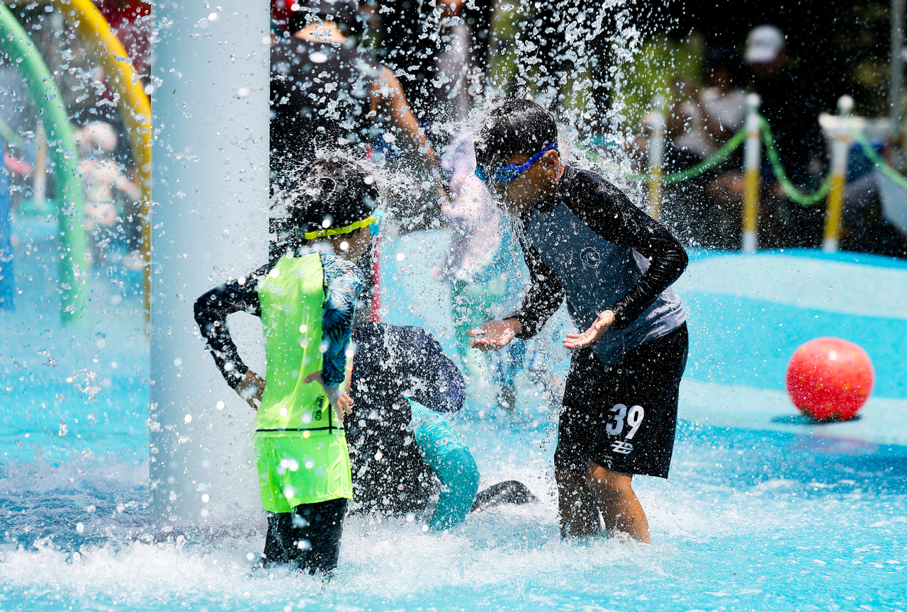 Children play at a water park in Miso Children’s Dream Park in Seongdong-gu, Seoul, on Sunday, as a heat wave continues across the country. (Yonhap)