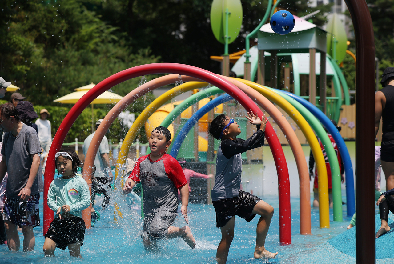 Children play at a water park in Miso Children’s Dream Park in Seongdong-gu, Seoul, on Sunday, as a heat wave continues across the country. (Yonhap)