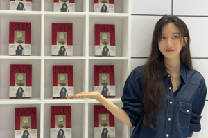 Which celebrities stopped by the Seoul book fair?