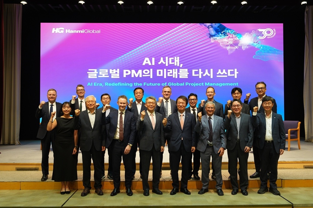 From front, second from left: HanmiGlobal Vice Chairman Han Chan-gun, Turner & Townsend Chief Operating Officer David Whysall, former Land Minister Kang Ho-in, HanmiGlobal Chairman Kim Jong-hoon and Technion National Building Research Institute Director Rafael Sacks pose for a photo at the Global PM Summit 2026 in Seoul on Friday. In back, third from right is Andre Borrmann, director of the Construction AI Center at the Technical University of Munich. (HanmiGlobal)