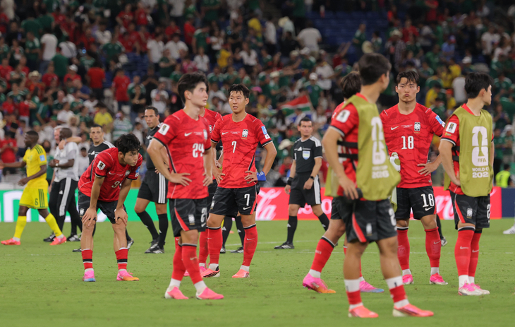 한국 축구 대표팀 선수들이 24일(현지시간) 멕시코 몬테레이 스타디움에서 열린 2026 북중미 월드컵 A조 3차전 남아프리카공화국과의 경기에서 패배하며 조 3위를 확정한 뒤 아쉬워하고 있다. [연합]