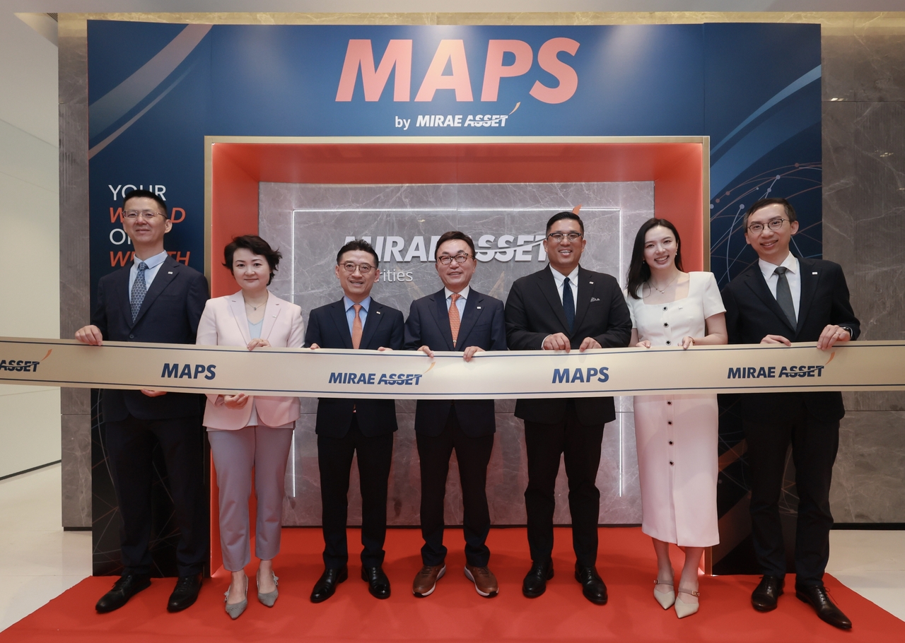 Mirae Asset Group Global Strategy Officer Park Hyeon-joo (center) and company executives pose for a photo during the MAPS launch event in Hong Kong on Friday. From left are Stanley Chen, head of wealth management at Mirae Asset Securities Hong Kong; Shasha Huang, head of investment and capital markets at Mirae Asset Securities Hong Kong; Kim Mi-seob, vice chairman of Mirae Asset Securities; Park; Sung Jun-yup, CEO of Mirae Asset Securities Hong Kong; Elisa Zha, head of the Shanghai office; and Alex Sung, IT head at Mirae Asset Securities Hong Kong. (Mirae Asset Securities)
