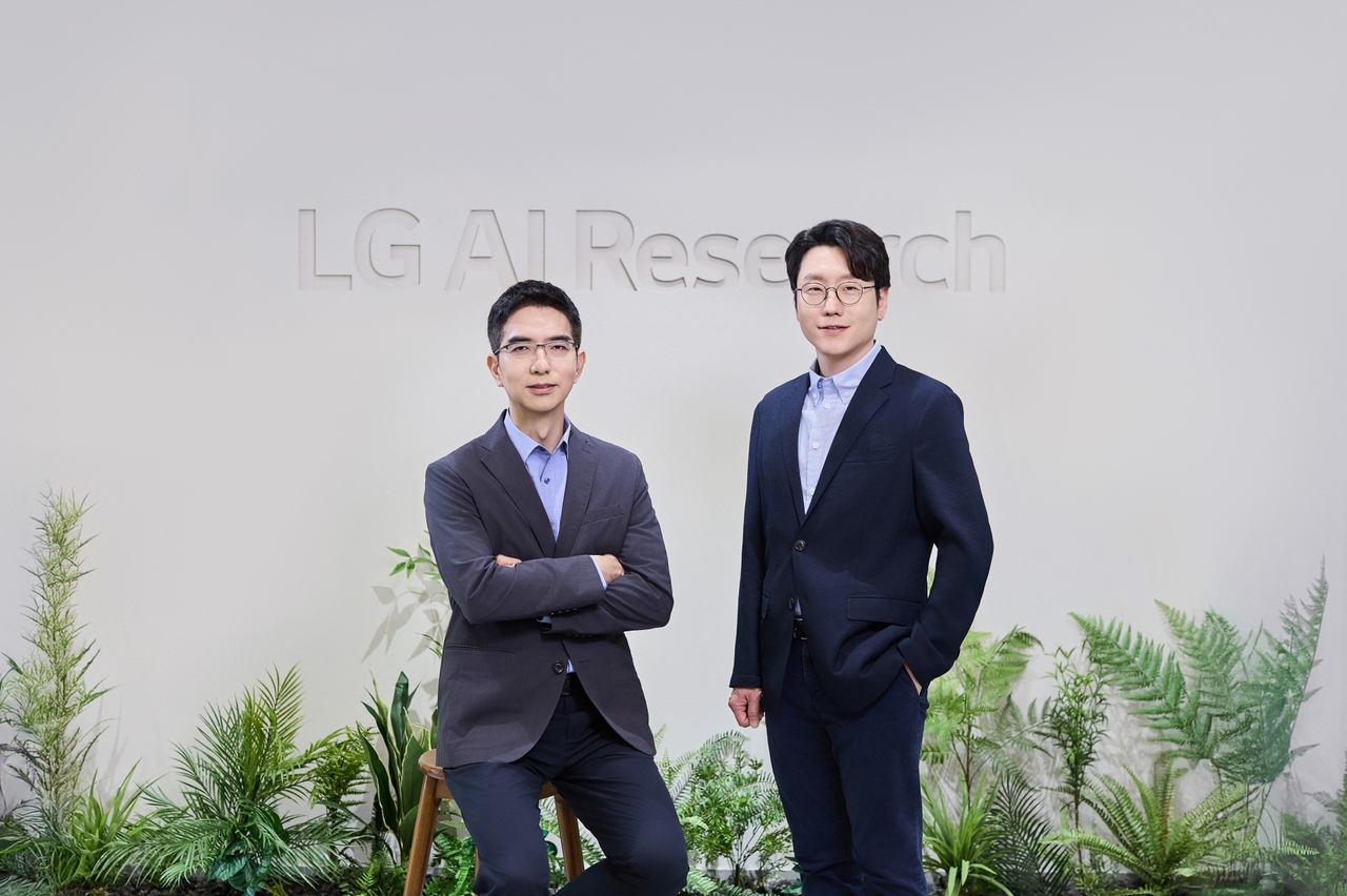 Lee Hong-lak (left) and Lim Woo-hyung, co-heads of LG AI Research